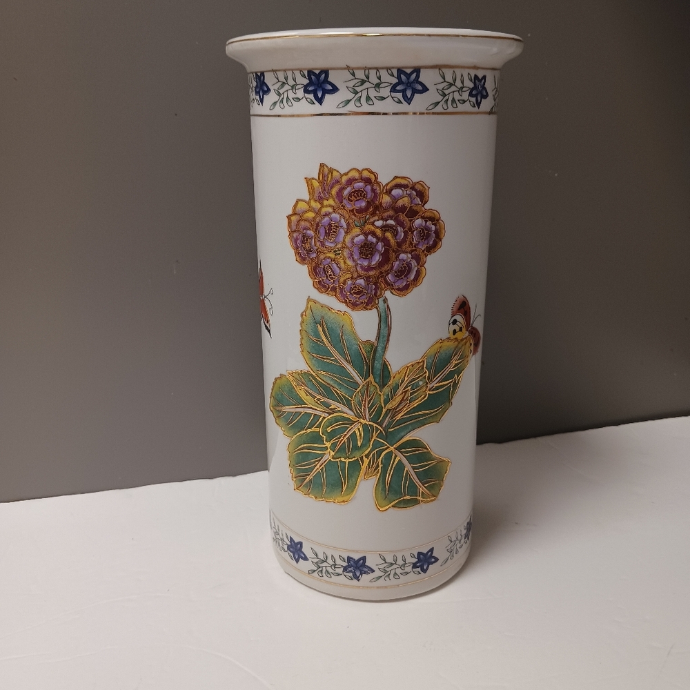 Large 10 Inch Tall Vase. 5 Inch Across Top. Great Accent Piece.